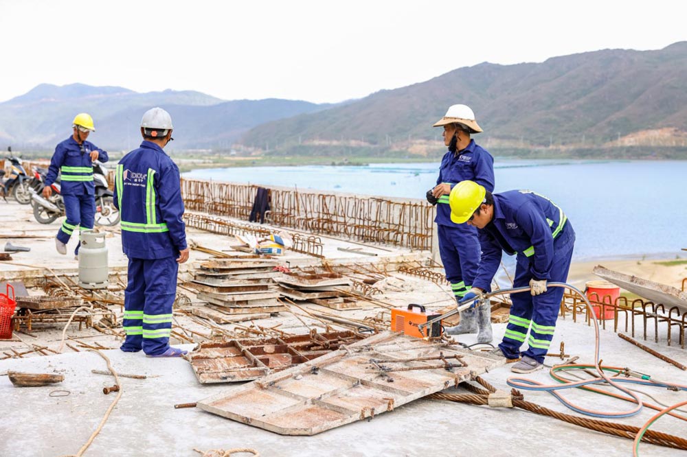 Công nhân cấp tập thi công để đảm bảo công trình về đích đúng hẹn